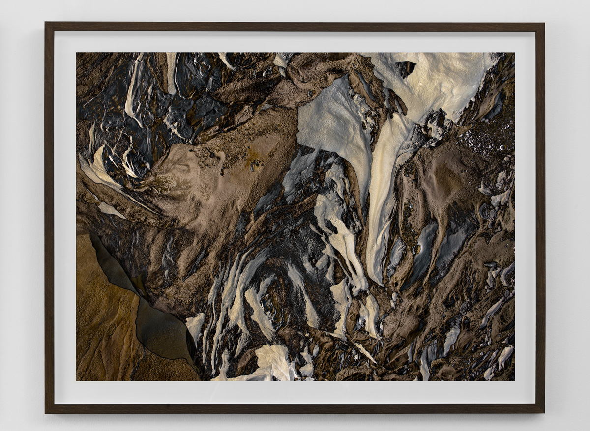 Abstrakt fotokunst landskab i varme brune, grå og hvide farver fra serien Satellites af kunstfotograf Kenneth Rimm indrammet